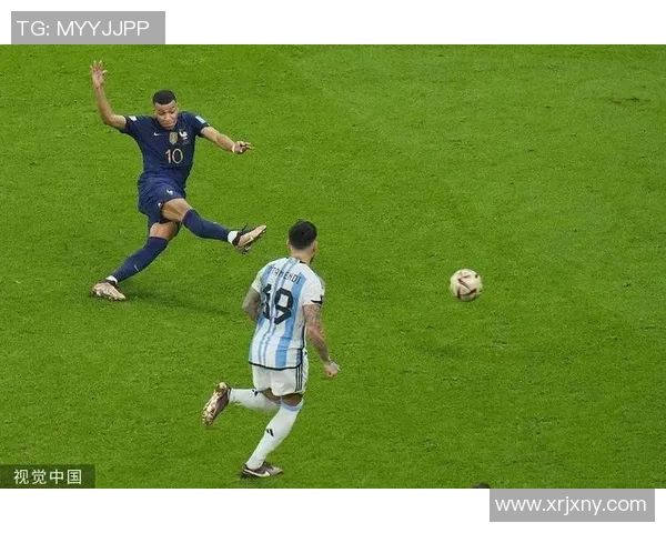 现役足球明星精彩瞬间回顾与个人成就全景展示