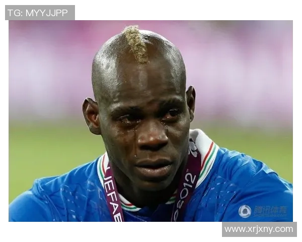 足球明星在比赛中情绪失控泪洒赛场感人瞬间引发球迷共鸣